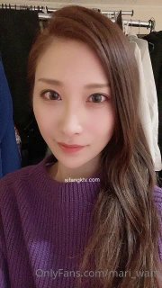小胸部少女Yhivi在高清视频中舔和舔屁眼